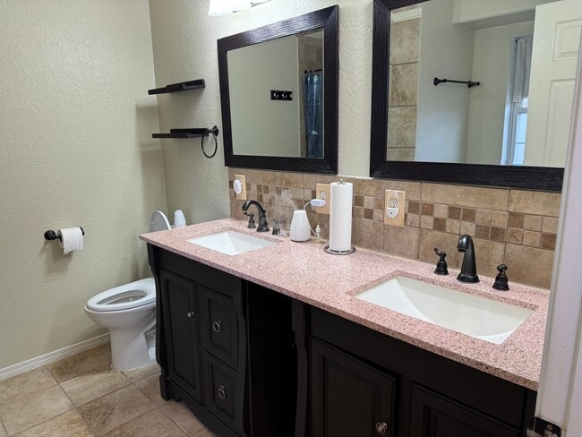 Building Photo - Immaculate home in Gentry close to schools