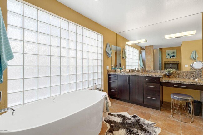 Building Photo - Beautiful 5 bed/4 bath + Den in Desirable Paradise Valley