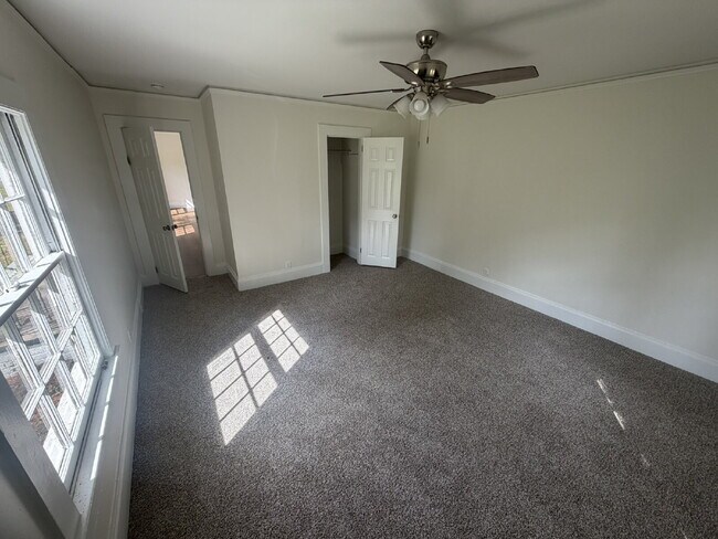Building Photo - House for Rent