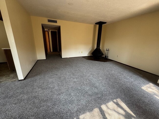 Building Photo - Charming 2 bedroom, 1 bath, 1 car garage u...