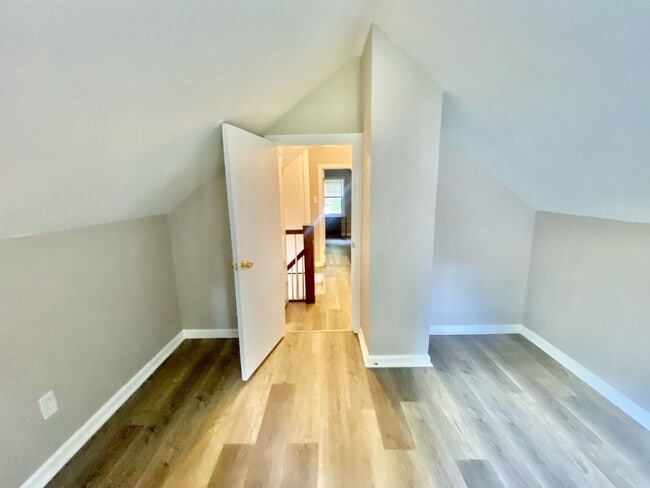 Building Photo - SPACIOUS 4 BED/2 BATH HOUSE-Luxury Vinyl F...