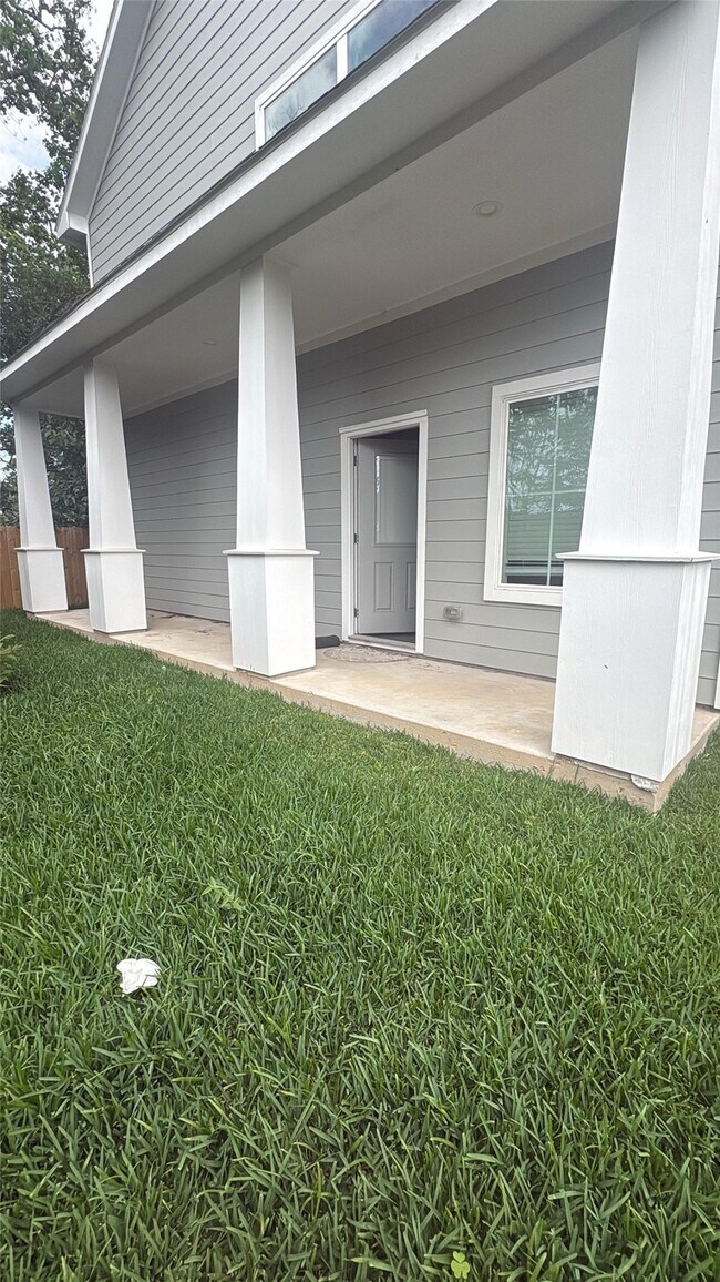 Building Photo - 605 Center St