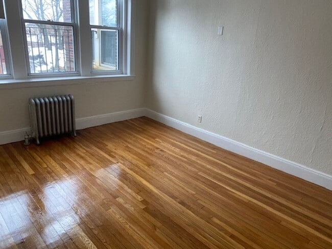 Building Photo - NO BROKER FEE! Available SEPT 1st in Allst...