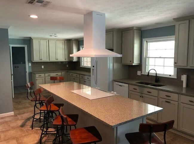 Building Photo - AVAILABLE NOW! CALL US FOR A SHOWING!