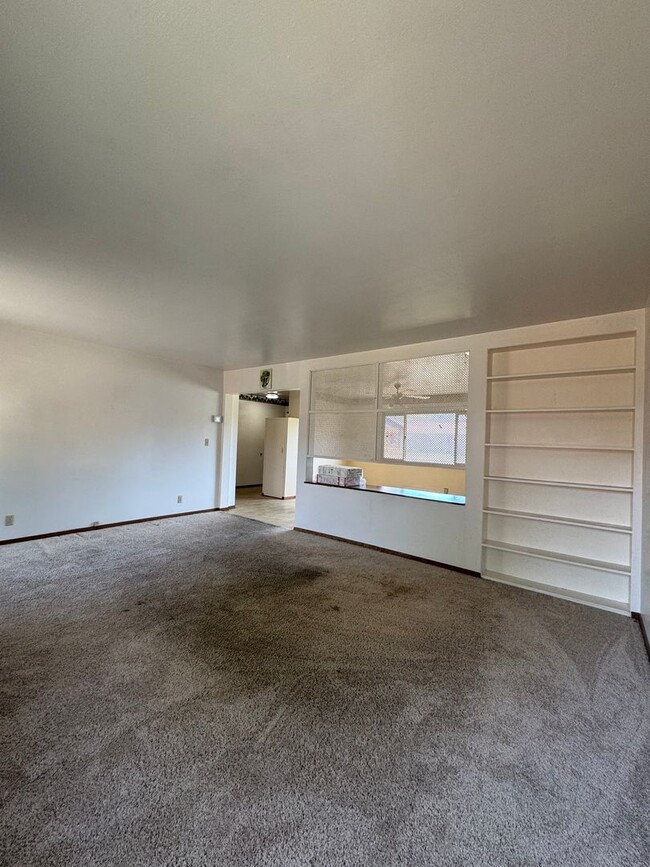 Building Photo - Spacious Home Near Hospital