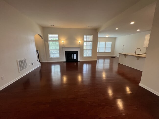 Building Photo - 447 Warren Hill Dr