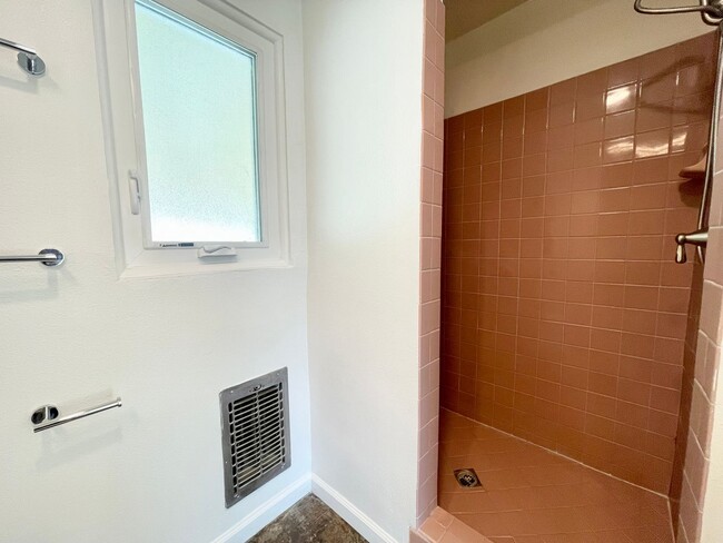 Building Photo - COMING SOON! Studio Apartment in Palm Spri...