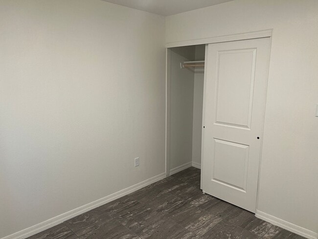 Building Photo - 3 Bedroom 2 Bath Home with fencing in San ...