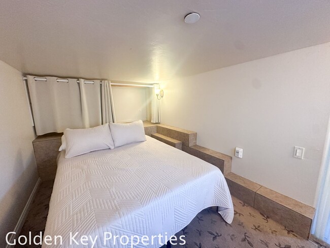 Building Photo - Spacious attached FURNISHED studio on private setting in Vista!