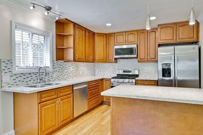 Building Photo - Updated 3 bedroom , 2 bath home in Mountai...