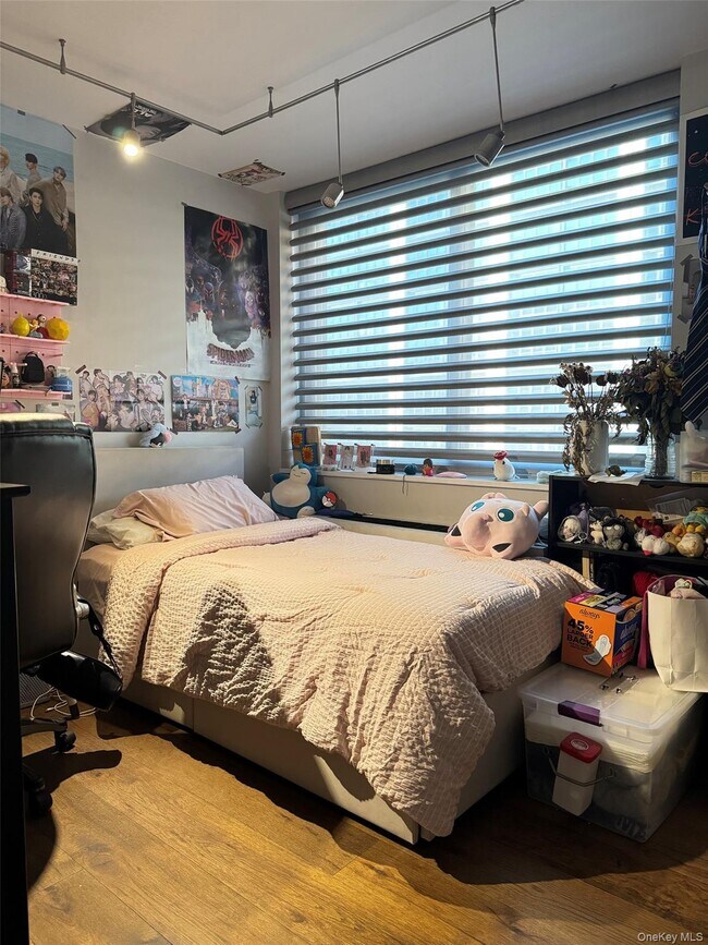 Building Photo - 275 W 96th St