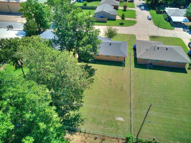 Building Photo - 208 Thompson Dr