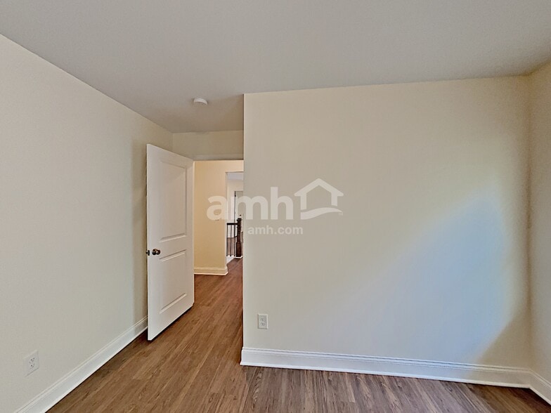 Building Photo - 704 Sierra Ct