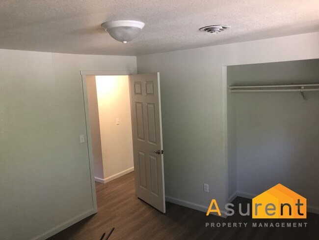 Building Photo - Fully Remodeled Duplex Available Soon!