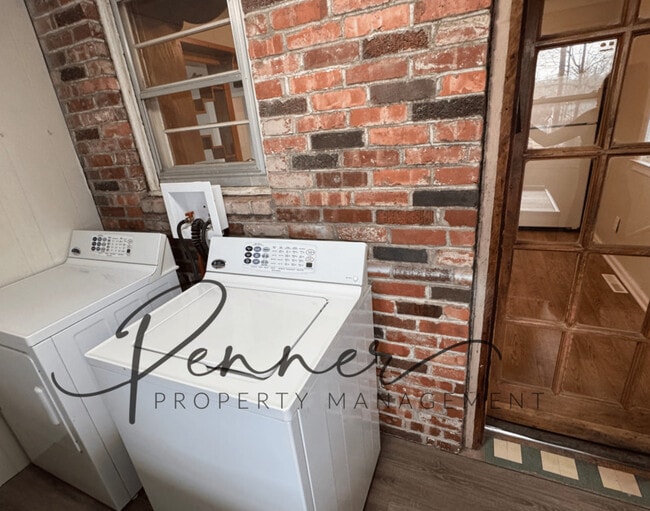 Building Photo - 811 S Hardy Ave