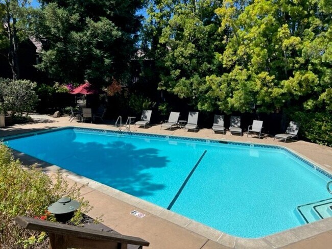 Building Photo - Palo Alto -Updated 3 Bedroom Condo In A Highly Sought After Neighborhood