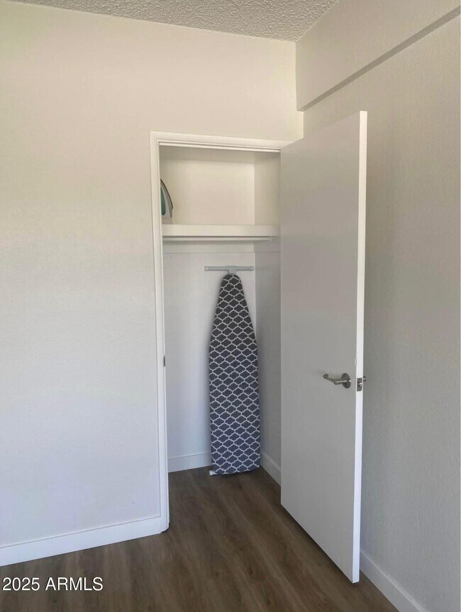 Building Photo - 353 E Thomas Rd