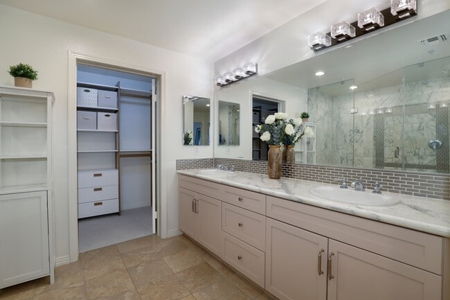 Building Photo - 931 E Walnut St