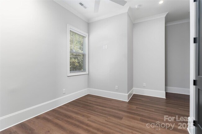 Building Photo - 805 Naples Dr