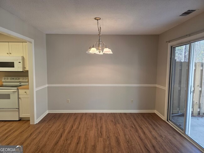 Building Photo - 102 Towne Pk Dr