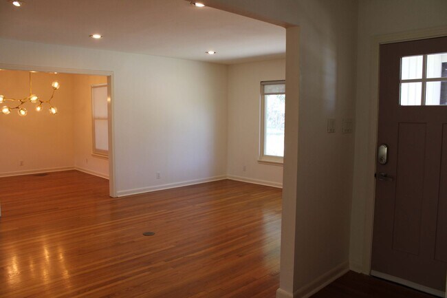 Building Photo - 2-BEDROOM IN TERRELL HILLS