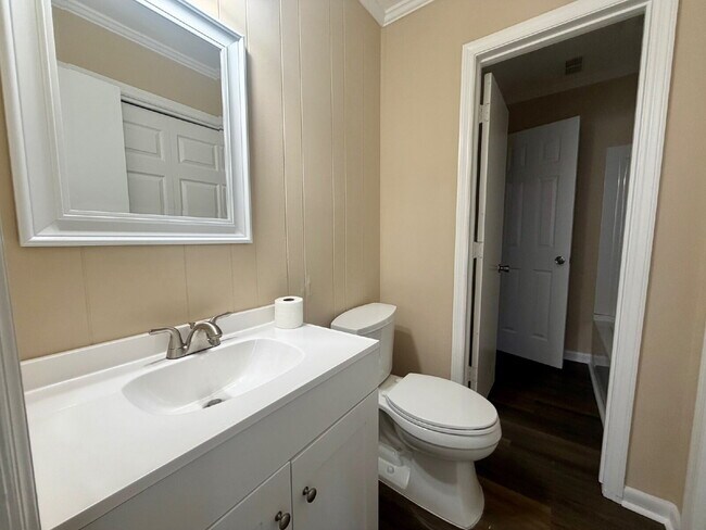 Building Photo - Two Bedroom Condo Located close to Everything Hilton Head Island has to Offer!