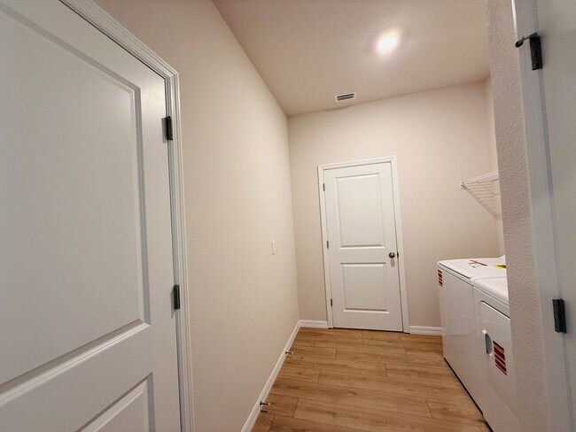 Building Photo - New built 4 bedroom 3 bath 3 car garage in Coddington Subdivision