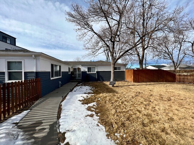 Building Photo - $0 DEPOSIT OPTION. CLASSIC CHARACTER MEETS COMFORT: 2-BED, 1-BATH IN AN INVITING TRIPLEX