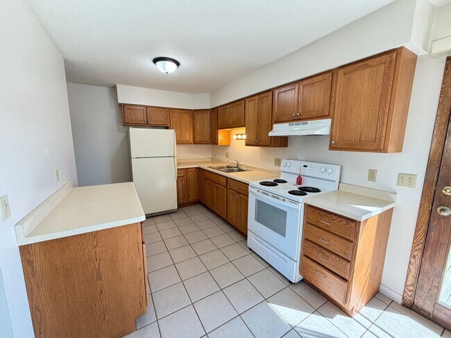 Building Photo - AVAILABLE MAY - Large 2 Bedroom Apartment!