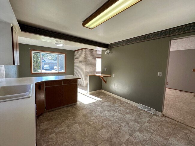 Building Photo - Northwest Area 3 Bedroom 2 Bath Rancher
