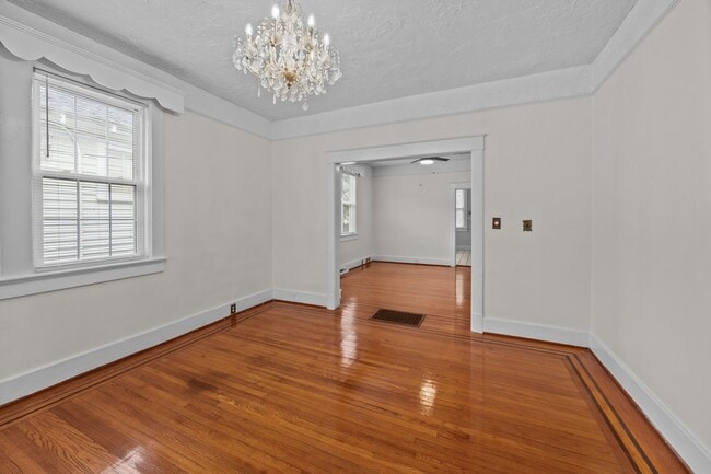 Building Photo - Incredibly Well Maintained & Beautiful Hom...