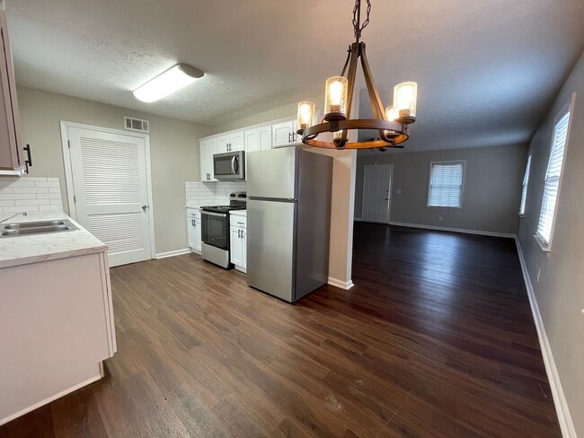 Building Photo - $500 OFF RENT! BEAUTIFUL CHARMING 2 BED/2Bath Available!! Apply Now!