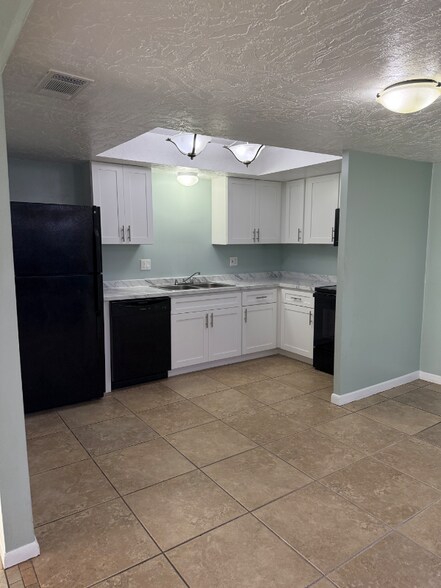 Building Photo - 467 Willow Tree Dr