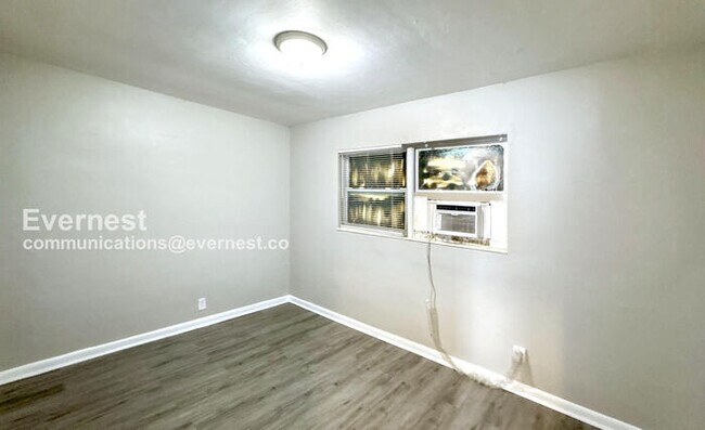 Building Photo - 913 E 11th Ave