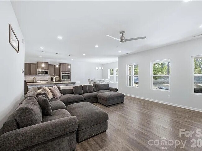Building Photo - Single Family Home