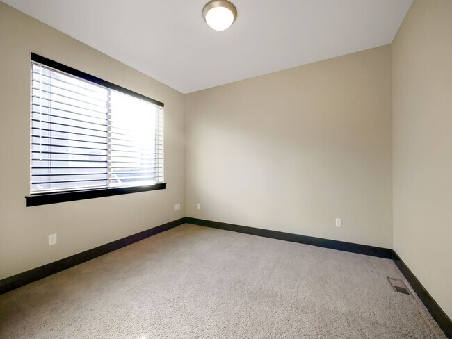 Building Photo - Peaceful 3 bed, 2.5 bath townhouse in Rent...