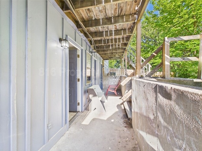 Building Photo - 1229 W Hayward Ave