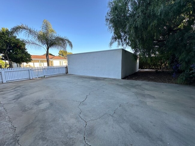 Building Photo - Beautifully Remodeled Unit on the East Side of Santa Barbara