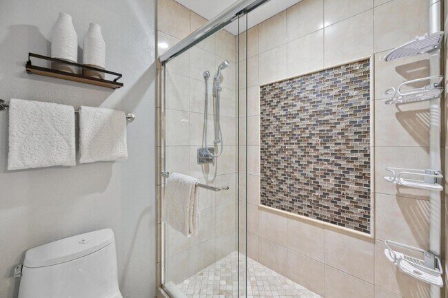 Building Photo - 646 S Ahwanee Terrace