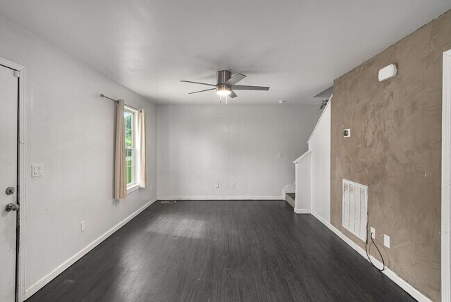 Building Photo - Great Location!