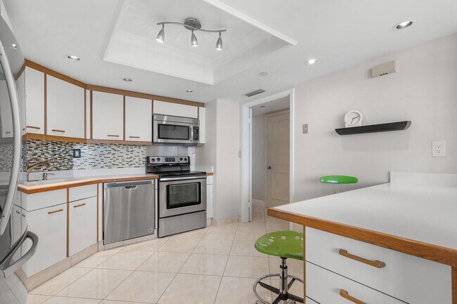 Building Photo - 5080 N Ocean Dr