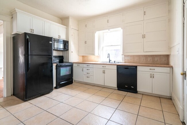 Building Photo - Stunning 1910 Historic Home