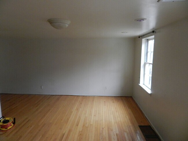 Building Photo - Roomy Bi-Level 2BR/2BA w/ In-Unit W/D in Washington Square West!