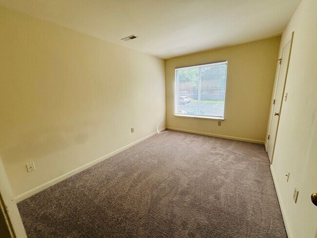 Building Photo - 872 Claytor Square