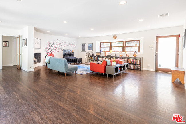 Building Photo - 16811 Escalon Dr