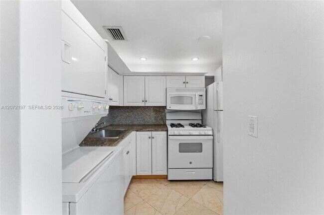 Building Photo - 2539 S Bayshore Dr