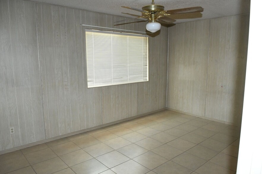 Building Photo - 3165 W Altadena Ave