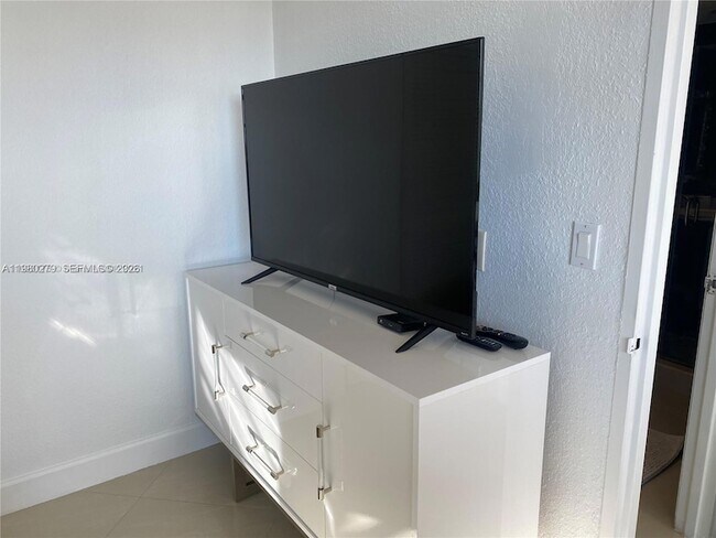 Building Photo - 3801 OCEAN Dr