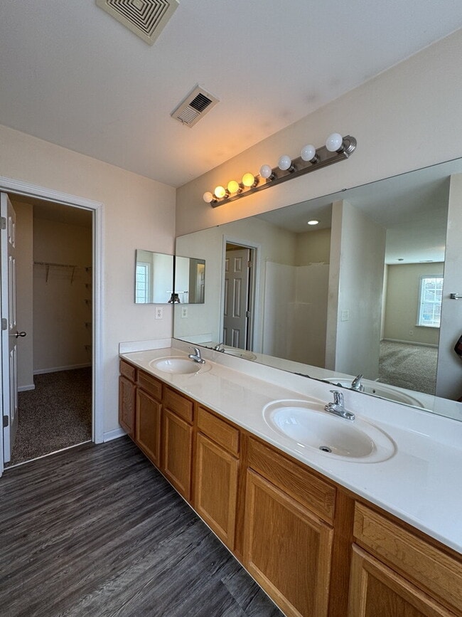 Building Photo - 200 Bonanza Dr