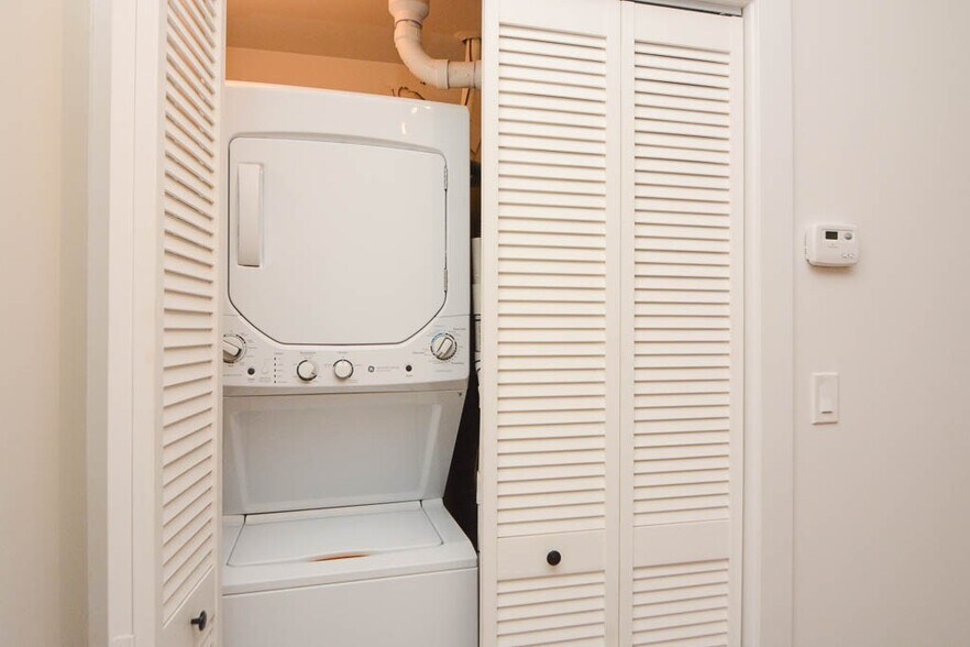 Building Photo - 4633 N Leavitt